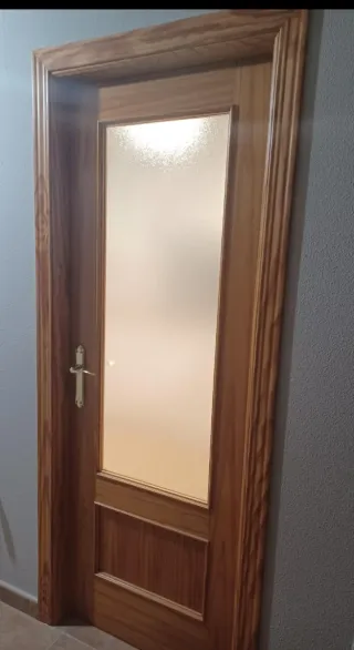 Puerta de madera con cristal
