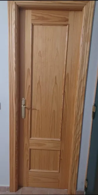 Puerta de madera con cristal