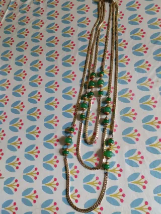 Collana dorata 3 fili con pietre verdi