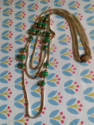 Collana dorata 3 fili con pietre verdi