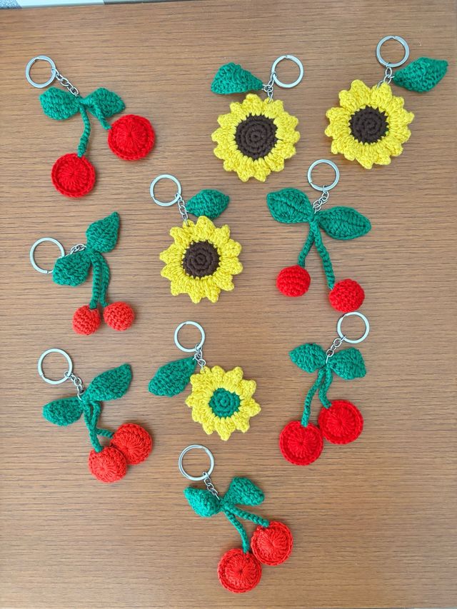 Llaveros hechos a mano: Cerezitas y Girasoles