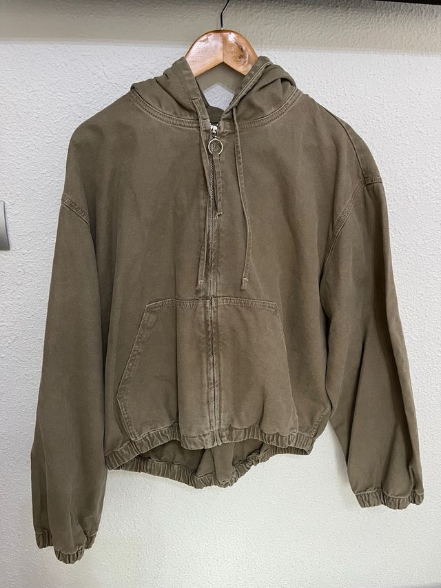 Chaqueta Zara con cremallera y capucha