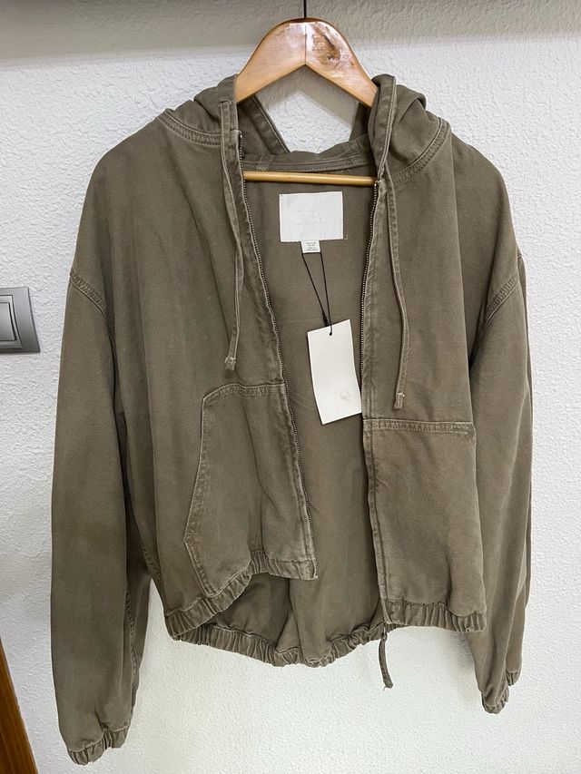Chaqueta Zara con cremallera y capucha