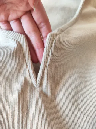 Camiseta beige escote V manga larga Talla S