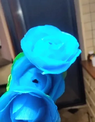 Rosa in carta crepla blu