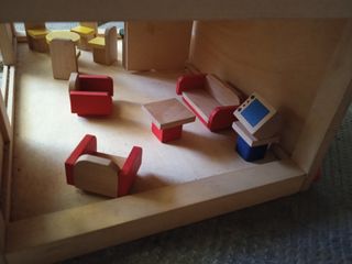 Casita de madera con muebles y muñecos