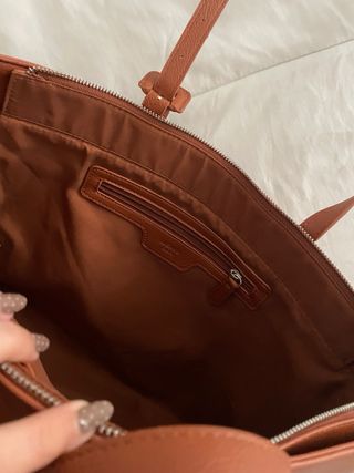 Bolso marrón de piel sintética