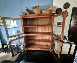 Vetrina mobile in legno e vetro