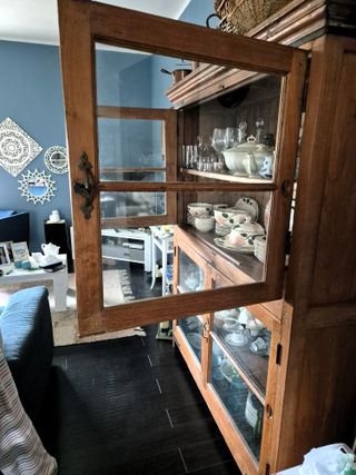 Vetrina mobile in legno e vetro