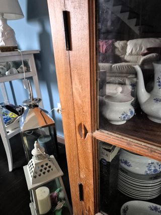 Vetrina mobile in legno e vetro