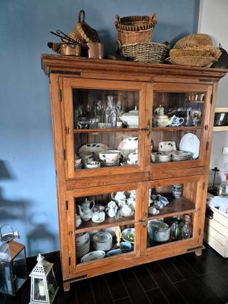 Vetrina mobile in legno e vetro