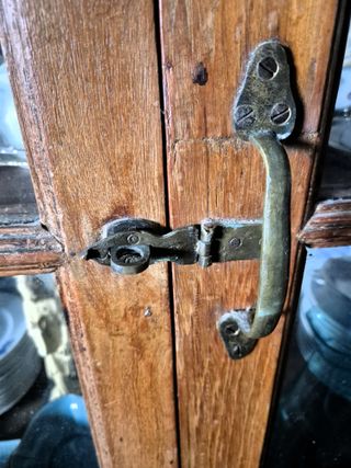 Vetrina mobile in legno e vetro