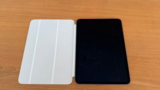 iPad Pro M4 con Apple Pencil e custodia.
