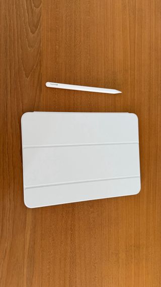 iPad Pro M4 con Apple Pencil e custodia.