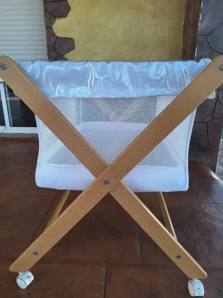 Cuna de bebé plegable con ruedas