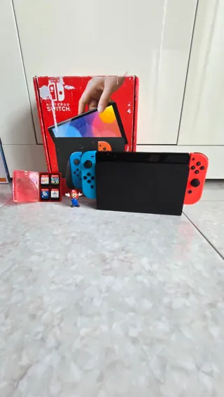 Nintendo Switch OLED + 4 Giochi