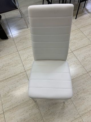 Mesa extensible cristal y 6 sillas blancas