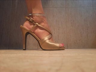 Sandalias doradas tacón piel