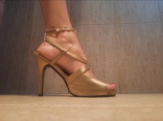 Sandalias doradas tacón piel