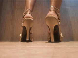Sandalias doradas tacón piel