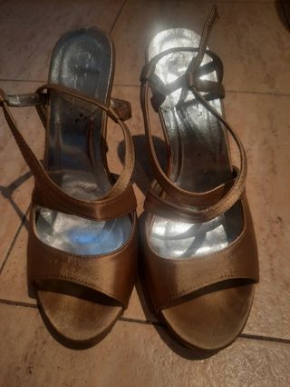 Sandalias doradas tacón piel