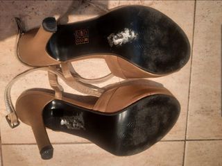 Sandalias doradas tacón piel