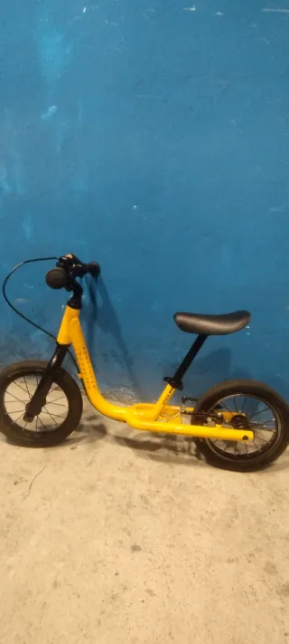 Bicicleta sin pedales amarilla