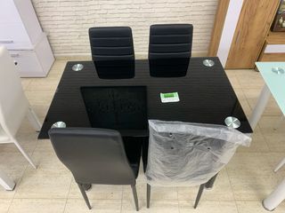 Mesa de cristal negra con 4 sillas