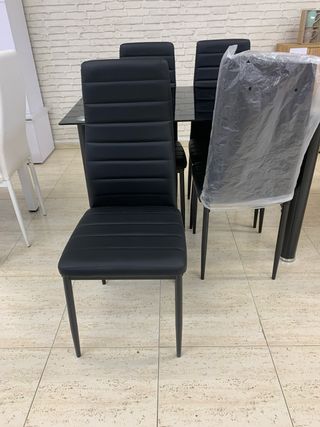 Mesa de cristal negra con 4 sillas
