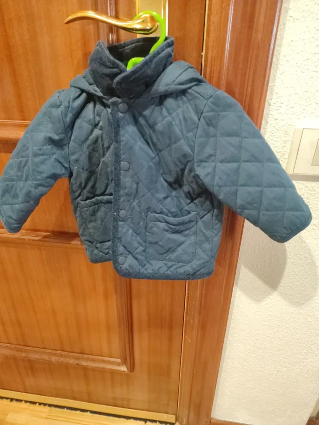 Chaqueta infantil azul acolchada con capucha
