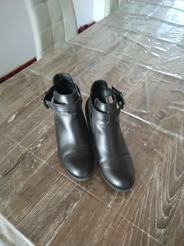 Botines negros con hebilla