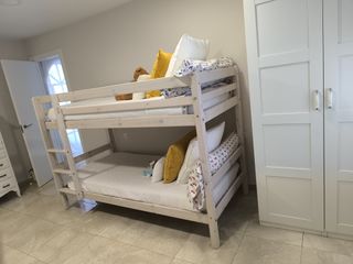 Literas de madera color beige y blanco de 90