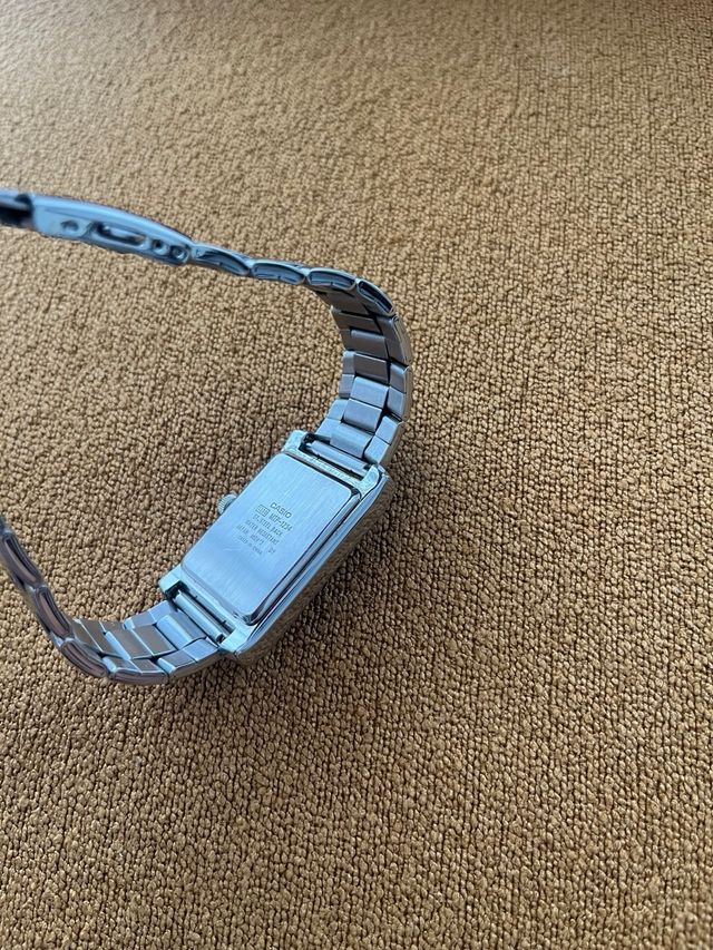 Reloj Casio Rectangular Negro y Plateado