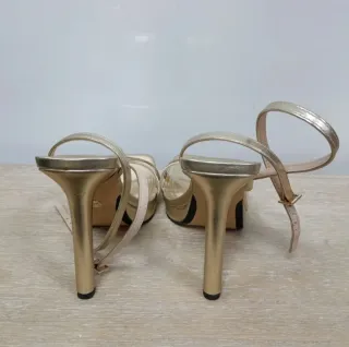 Sandalias tacón Zara doradas