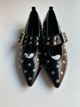 Zapatos negros punta tachuelas hebilla