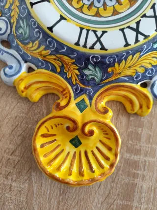 Orologio da parete in ceramica decorata Deruta