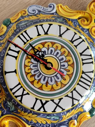 Orologio da parete in ceramica decorata Deruta