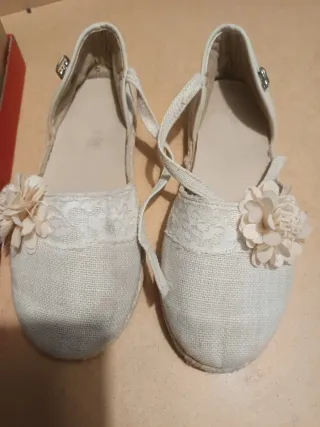 Zapatos planos beige con flor
