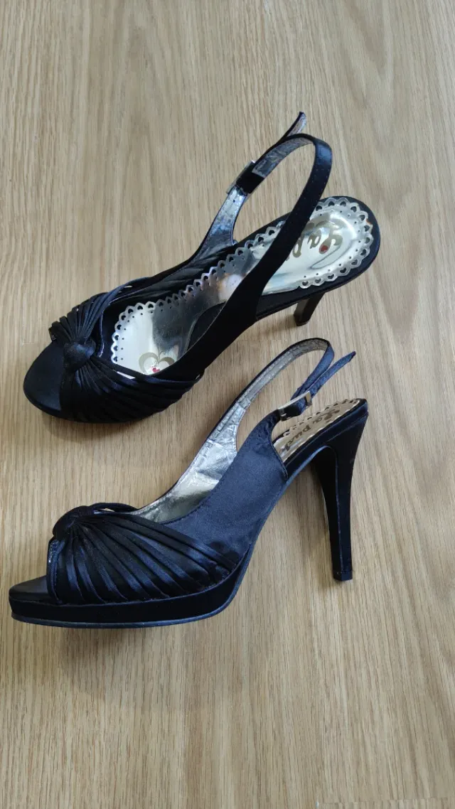 Zapatos de tacón negros con tiras