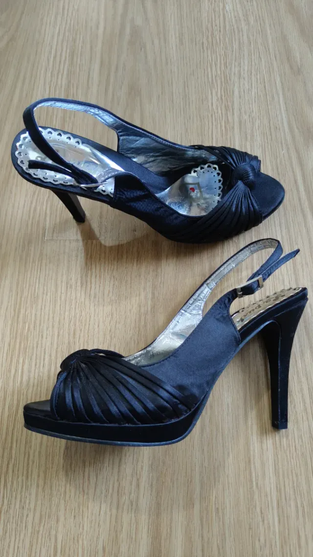 Zapatos de tacón negros con tiras