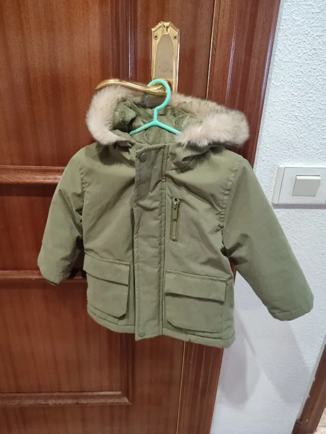 Abrigo verde con capucha y pelo