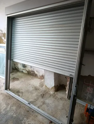 Ventanal de dos hojas con persiana