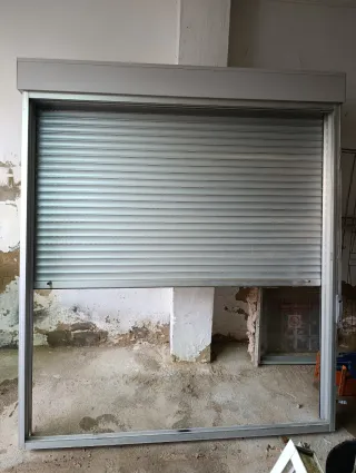 Ventanal de dos hojas con persiana