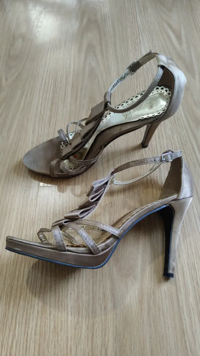 Zapatos de tacón champagne