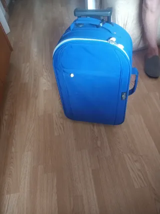 Maleta de mano azul .