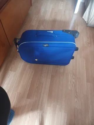Maleta de mano azul .