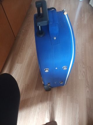 Maleta de mano azul .