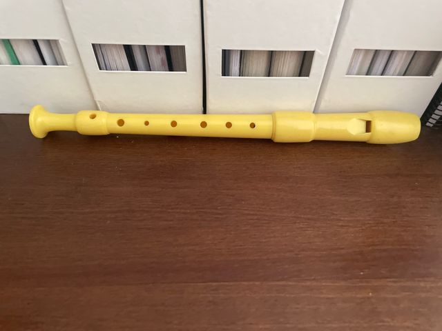 Flauta dulce amarilla con funda verde