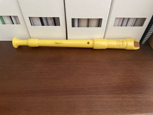 Flauta dulce amarilla con funda verde