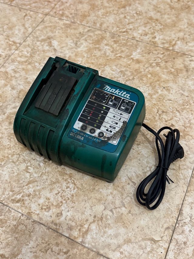 Cargador Makita DC18RA